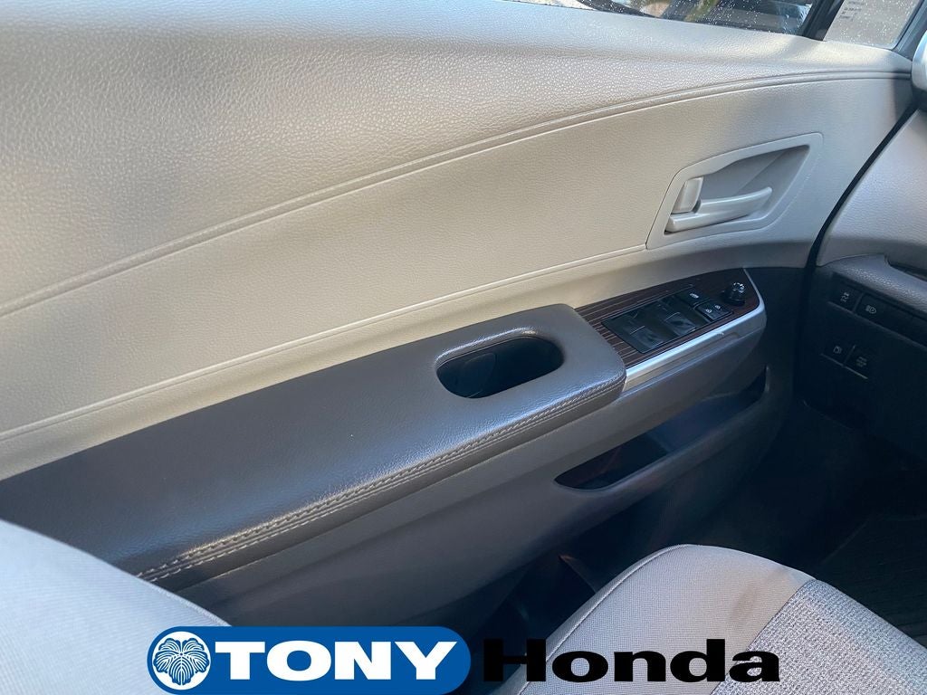 2022 Toyota Sienna LE 8 Passenger